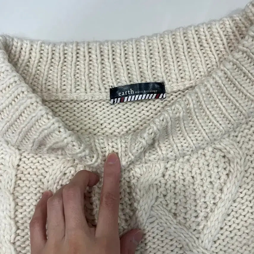 [BUNJANG] Vintage Ivory Thick Avant-Garde Knit Sweater / 빈티지 아이보리 두툼 아방핏 원숄더 아가일 니트 모리걸