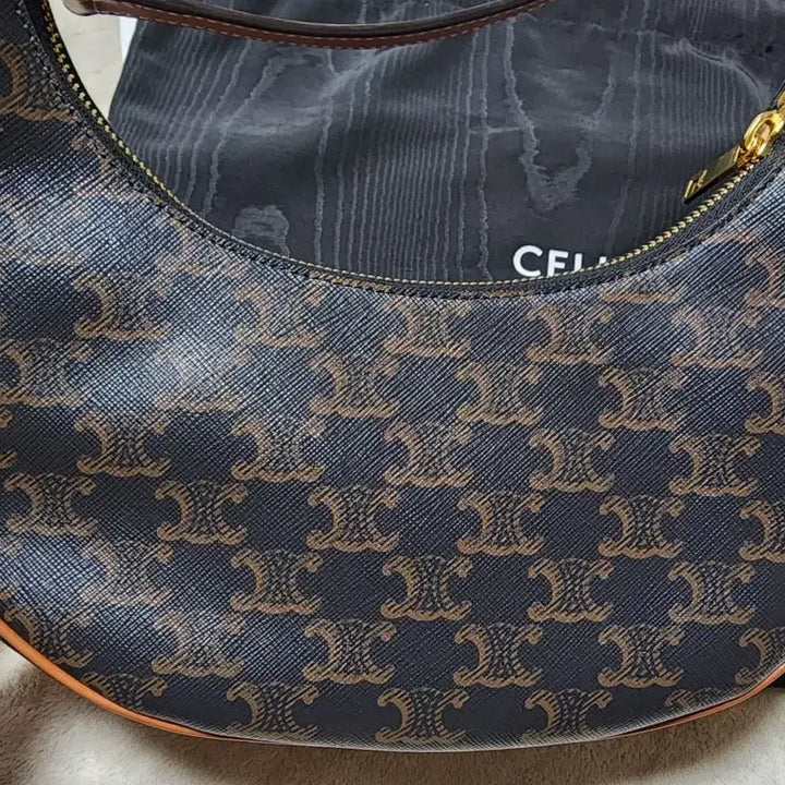 [BUNJANG] Celine Triomphe Ava Bag Medium / 셀린느 트리오페 아바백 미디움