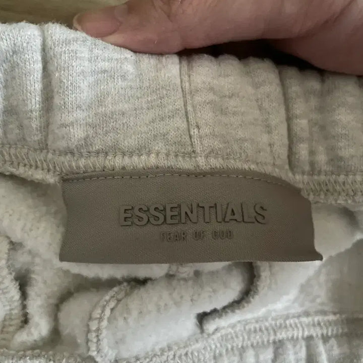 [SOLD OUT] 에센셜 더코어 라이트오트밀 쇼츠 xs