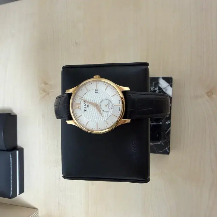 [SOLD OUT] 티쏘 트래디션 오토매틱 스몰 세컨드 드레스워치 판매합니다.