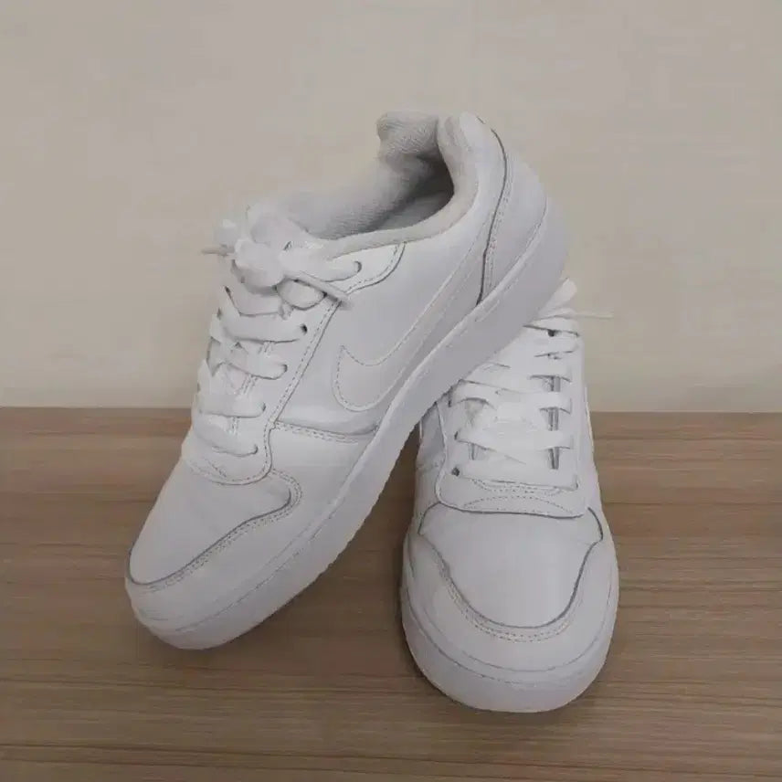 [BUNJANG] Nike Evernon Low White Sneakers (250) / 여성 나이키 에버논 로우 화이트 운동화 (250)