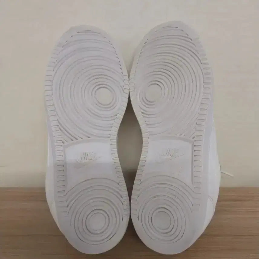 [BUNJANG] Nike Evernon Low White Sneakers (250) / 여성 나이키 에버논 로우 화이트 운동화 (250)