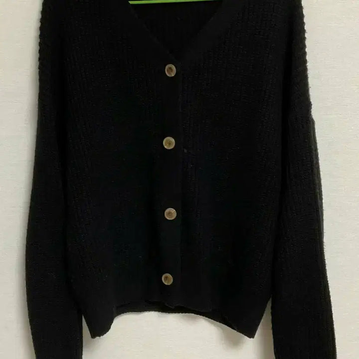 [BUNJANG] Black Cropped V-Neck Knit Cardigan / 블랙 루즈핏 크롭 브이넥 니트 가디건