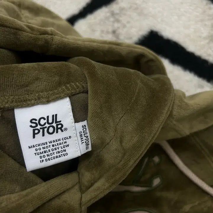[BUNJANG] Sculptor Velvet Crop Hoodie / Dark Khaki / [S]스컬프터 벨벳 크롭 후드/짙은카키