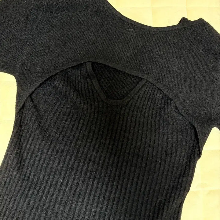 [BUNJANG] Ribbed Knit Top (New) / 가슴 트임 골지 니트 (새상품)