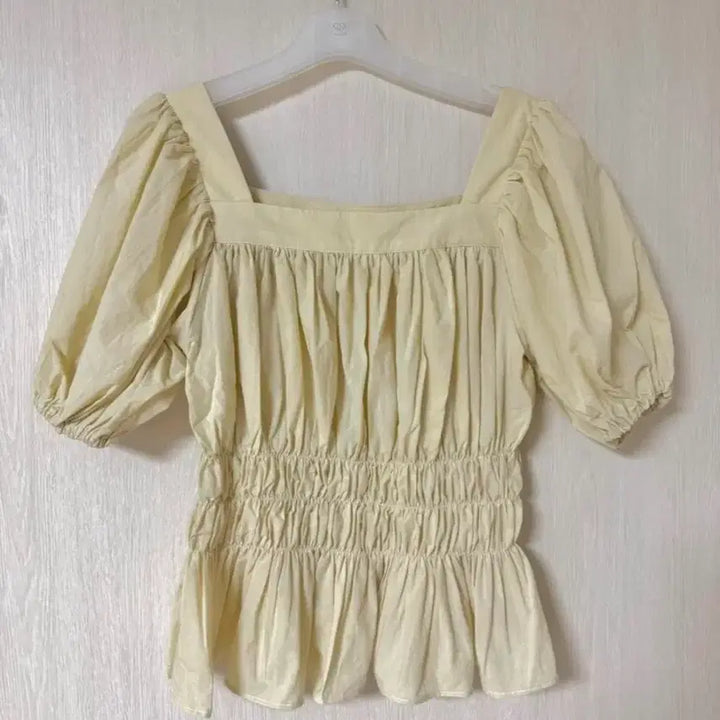[BUNJANG] lheure Roser Puff Blouse Butter Color / 루흐 lheure 로제퍼프 셔링 블라우스 버터컬러