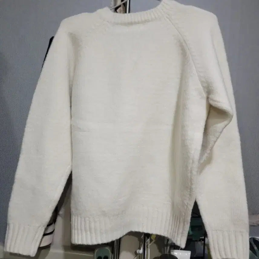 [BUNJANG] LUNA&SOL Ivory V-Neck Knit Sweater / LUNA&SOL 루나엔솔아이보리 브이넥 니트 S (새상품)~프리