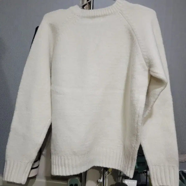 [BUNJANG] LUNA&SOL Ivory V-Neck Knit Sweater / LUNA&SOL 루나엔솔아이보리 브이넥 니트 S (새상품)~프리