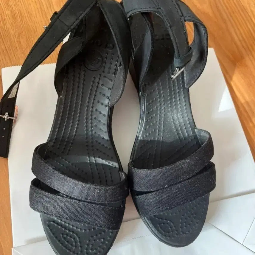 [BUNJANG] Crocs Ray Wedge Strap Wedge Heel W6 (230-235) / 크록스 레이웨지 스트랩 웨지힐 w6 230  235