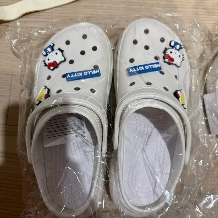 [BUNJANG] Sanrio Hello Kitty Indoor Slipper Set / 산리오 헬로키티 실내화세트