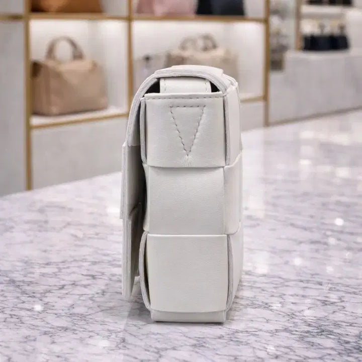 [BUNJANG] Bottega Veneta Cassette Lambskin White Shoulder Bag / [A급] 보테가베네타 카세트 램스킨 화이트 판매합니다!!!