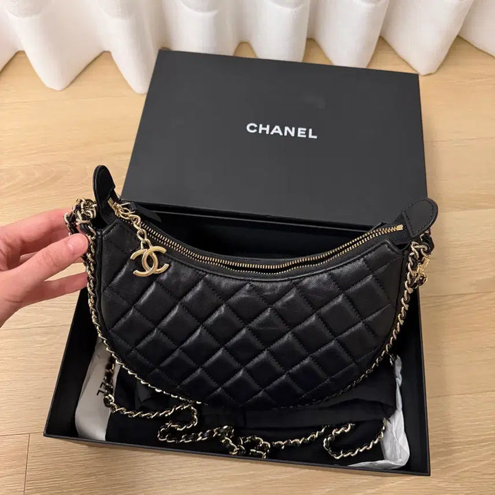 [BUNJANG] Black Chanel Half-Moon Bag (Jennie Worn) / 샤넬 반달백 블랙 (제니착용)