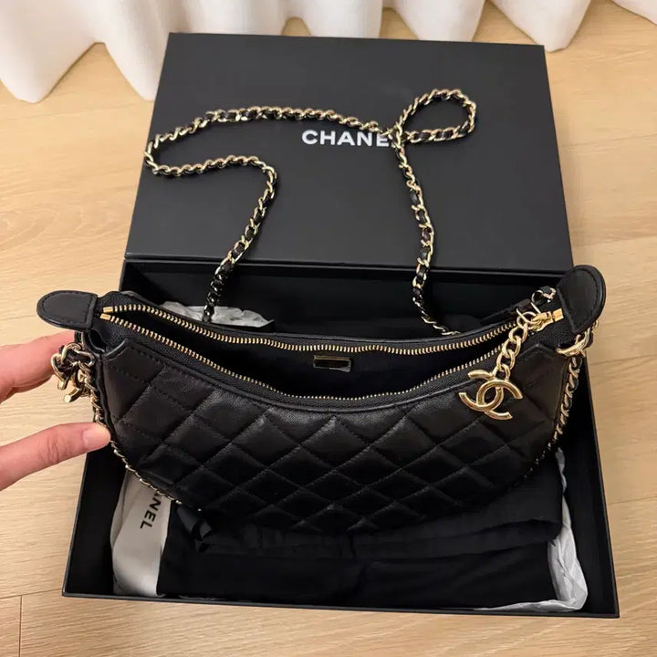 [BUNJANG] Black Chanel Half-Moon Bag (Jennie Worn) / 샤넬 반달백 블랙 (제니착용)