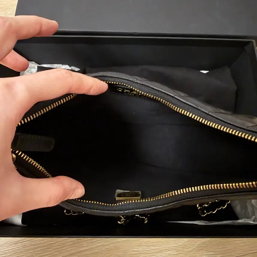 [BUNJANG] Black Chanel Half-Moon Bag (Jennie Worn) / 샤넬 반달백 블랙 (제니착용)