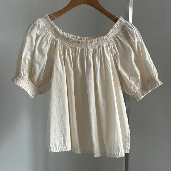 [BUNJANG] Ivory Puff Off-Shoulder Blouse / 아이보리 퍼프 오프숄더 블라우스