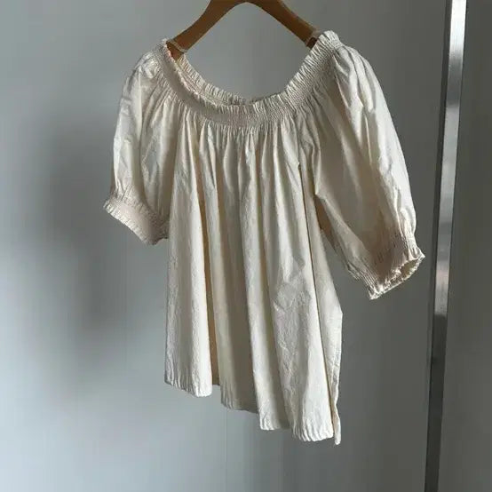 [BUNJANG] Ivory Puff Off-Shoulder Blouse / 아이보리 퍼프 오프숄더 블라우스