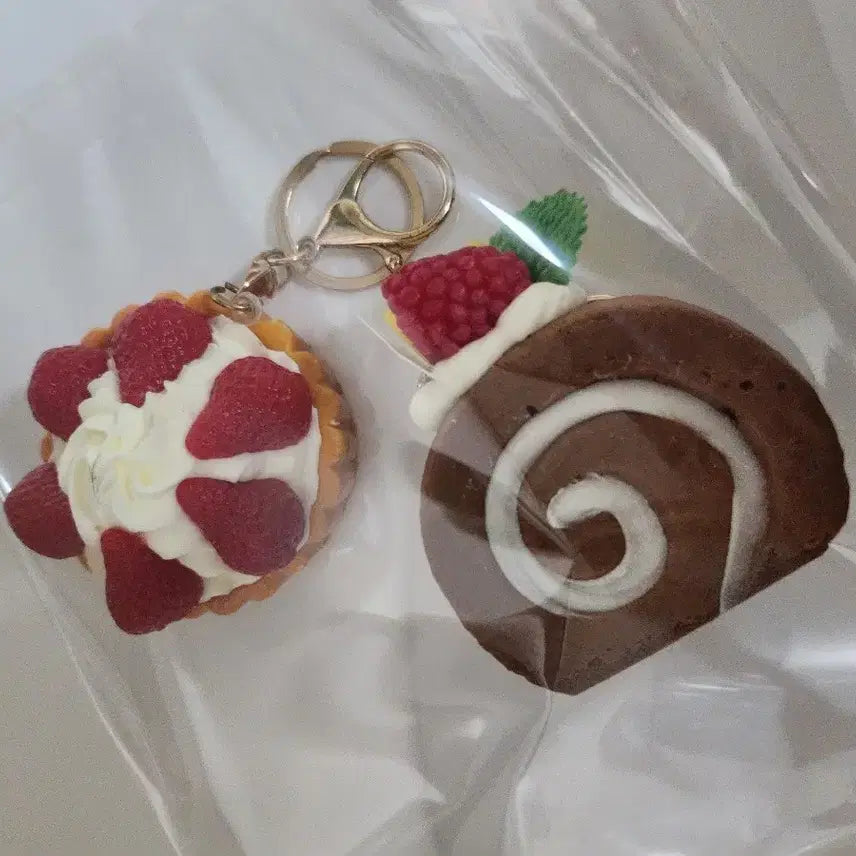 [BUNJANG] Strawberry Tart Roll Cake Keychain / 딸기 타르트 롤케이크 키링