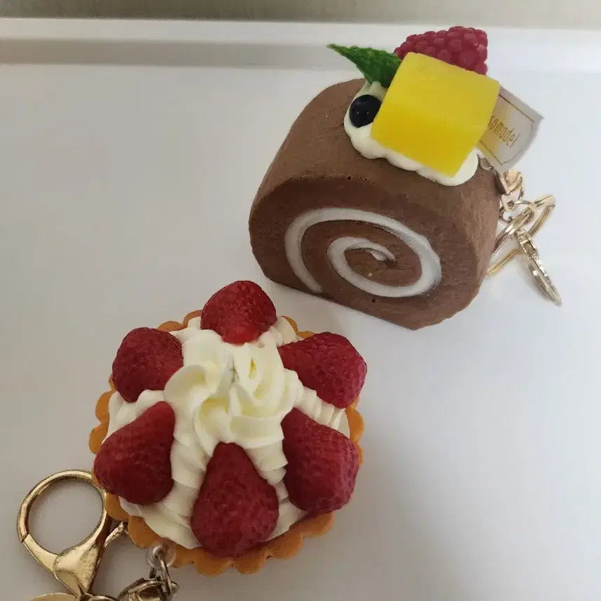 [BUNJANG] Strawberry Tart Roll Cake Keychain / 딸기 타르트 롤케이크 키링