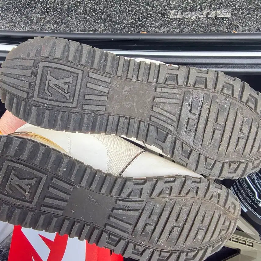 [BUNJANG] Louis Vuitton Run Away Sneakers / 루이비통런어웨이스니커즈