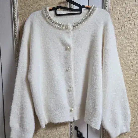 [BUNJANG] Angora Pearl Embellished White Cardigan / 앙고라 진주 장식 화이트 가디건 66-77