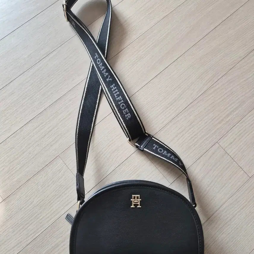 [BUNJANG] Tommy Hilfiger Black Crescent Crossbody Bag / 타미힐피거 블랙 반달 크로스백