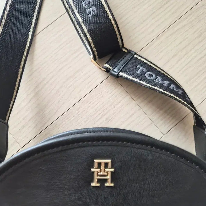 [BUNJANG] Tommy Hilfiger Black Crescent Crossbody Bag / 타미힐피거 블랙 반달 크로스백
