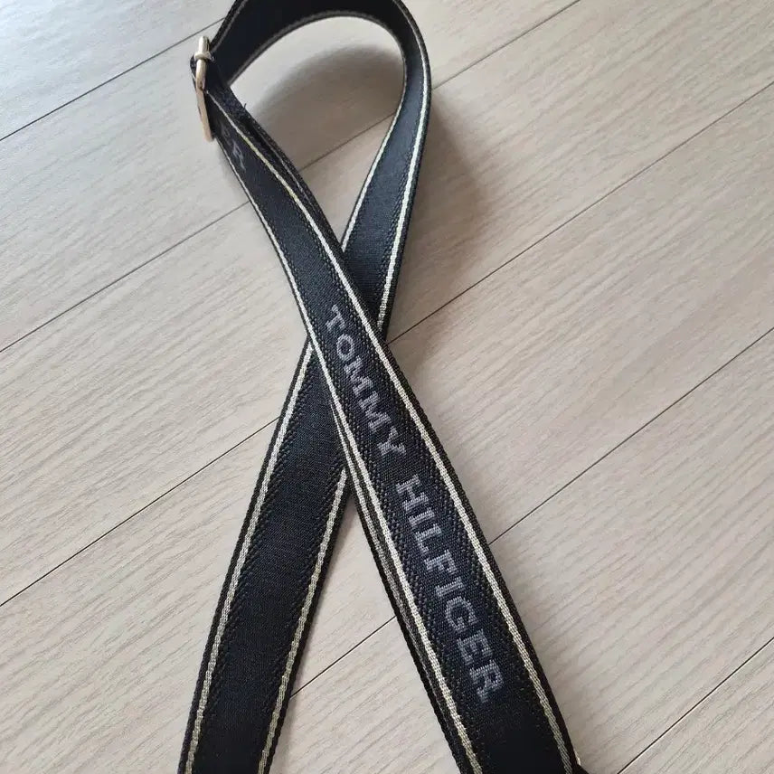 [BUNJANG] Tommy Hilfiger Black Crescent Crossbody Bag / 타미힐피거 블랙 반달 크로스백