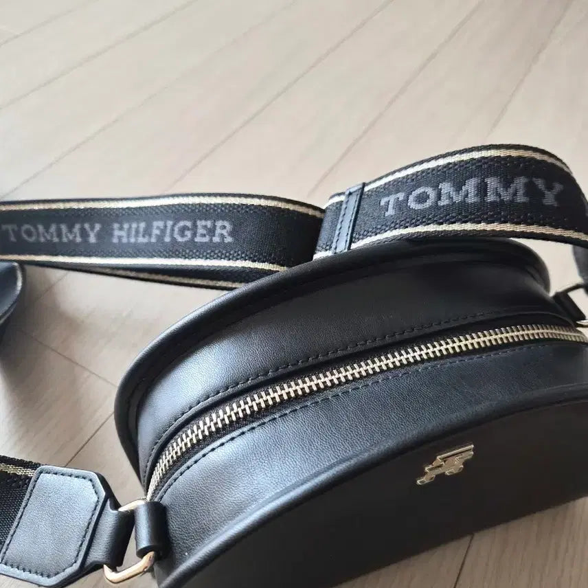 [BUNJANG] Tommy Hilfiger Black Crescent Crossbody Bag / 타미힐피거 블랙 반달 크로스백