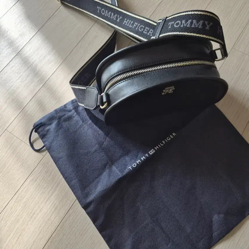 [BUNJANG] Tommy Hilfiger Black Crescent Crossbody Bag / 타미힐피거 블랙 반달 크로스백