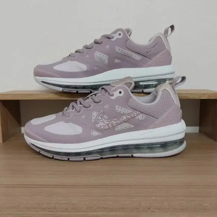 [BUNJANG] Nike Air Max Genome Venice Sneakers (255) / 여성 나이키 에어맥스 게놈 베니스 운동화 (255)