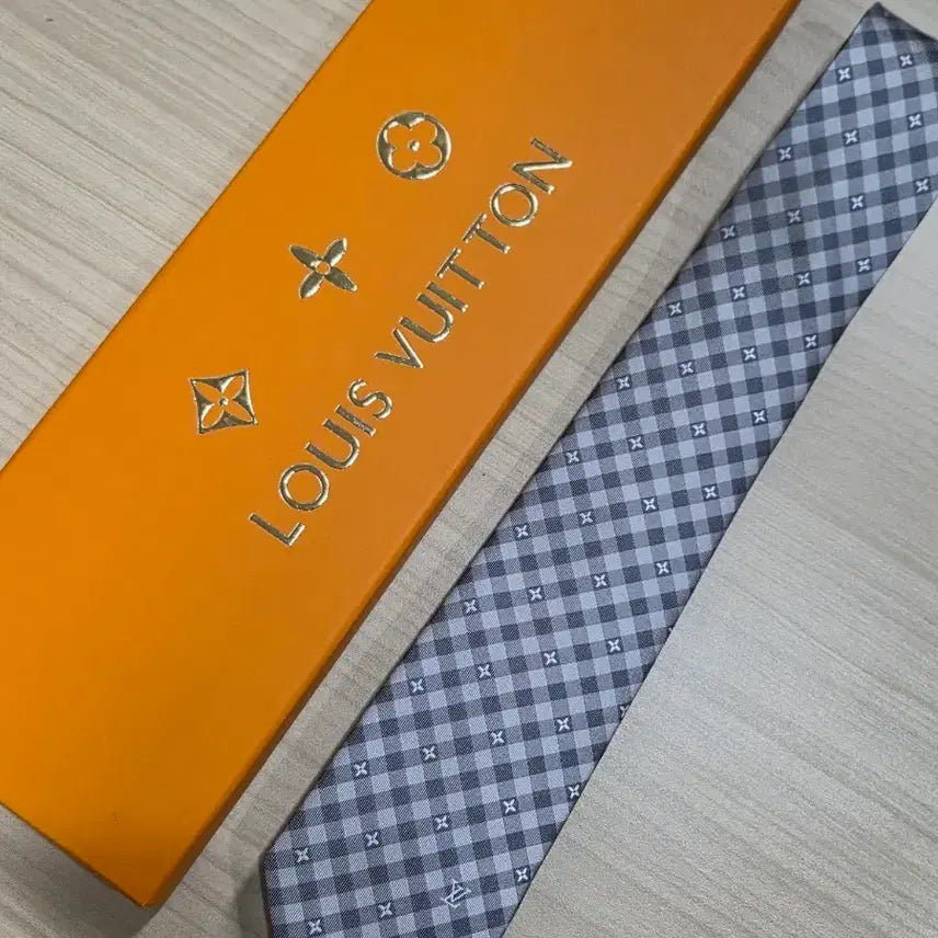 [BUNJANG] Louis Vuitton Necktie (Light Gray) / <주말특가할인>루이비통 LV 자수 체크 패턴 넥타이 (연그레이)