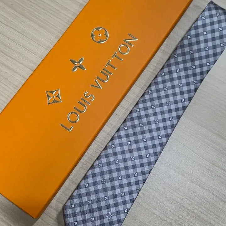 [BUNJANG] Louis Vuitton Necktie (Light Gray) / <주말특가할인>루이비통 LV 자수 체크 패턴 넥타이 (연그레이)