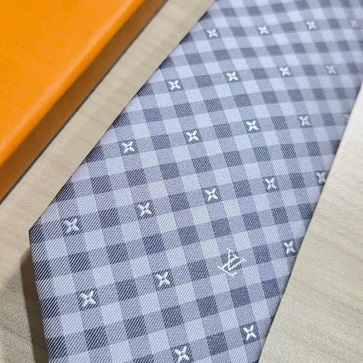 [BUNJANG] Louis Vuitton Necktie (Light Gray) / <주말특가할인>루이비통 LV 자수 체크 패턴 넥타이 (연그레이)