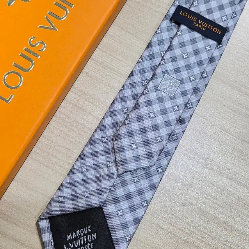 [BUNJANG] Louis Vuitton Necktie (Light Gray) / <주말특가할인>루이비통 LV 자수 체크 패턴 넥타이 (연그레이)
