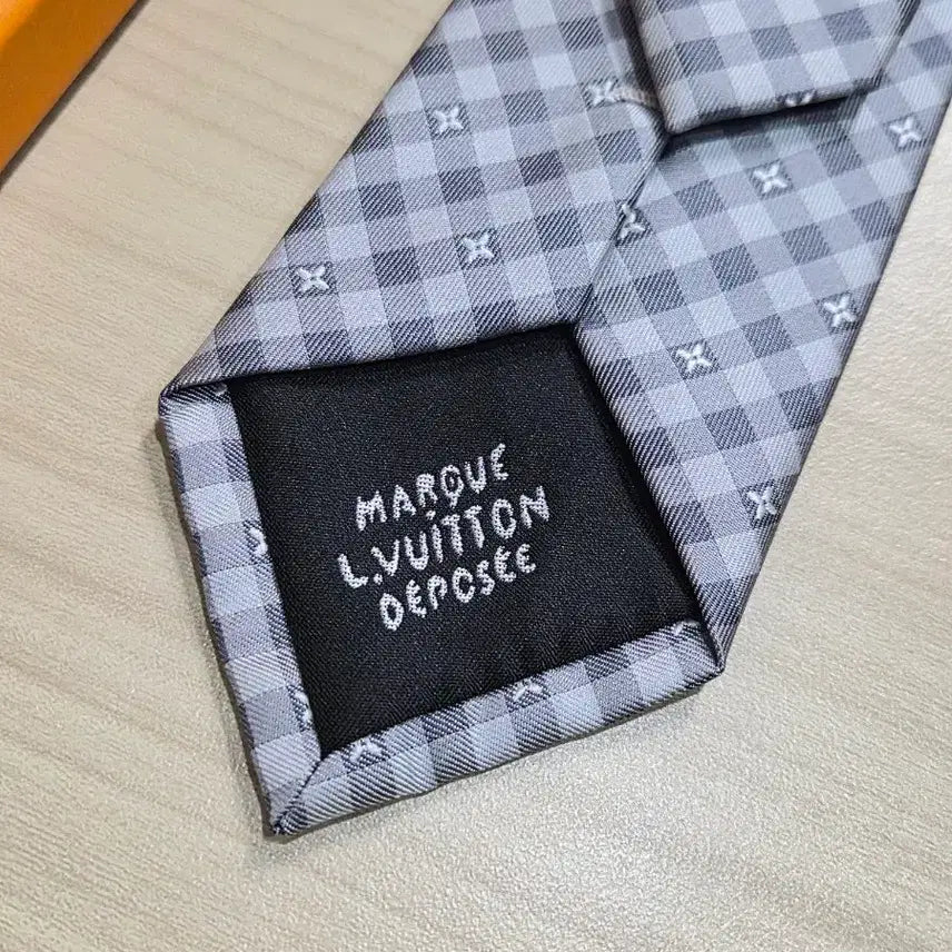 [BUNJANG] Louis Vuitton Necktie (Light Gray) / <주말특가할인>루이비통 LV 자수 체크 패턴 넥타이 (연그레이)
