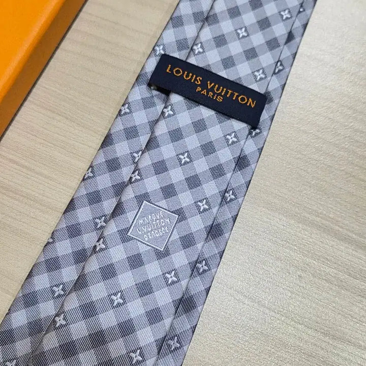 [BUNJANG] Louis Vuitton Necktie (Light Gray) / <주말특가할인>루이비통 LV 자수 체크 패턴 넥타이 (연그레이)