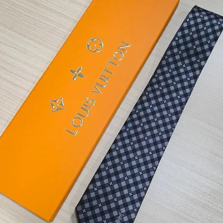 [BUNJANG] Louis Vuitton LV Embroidered Check Pattern Necktie / <할인>루이비통 LV 자수 체크 패턴 넥타이 (진그레이)