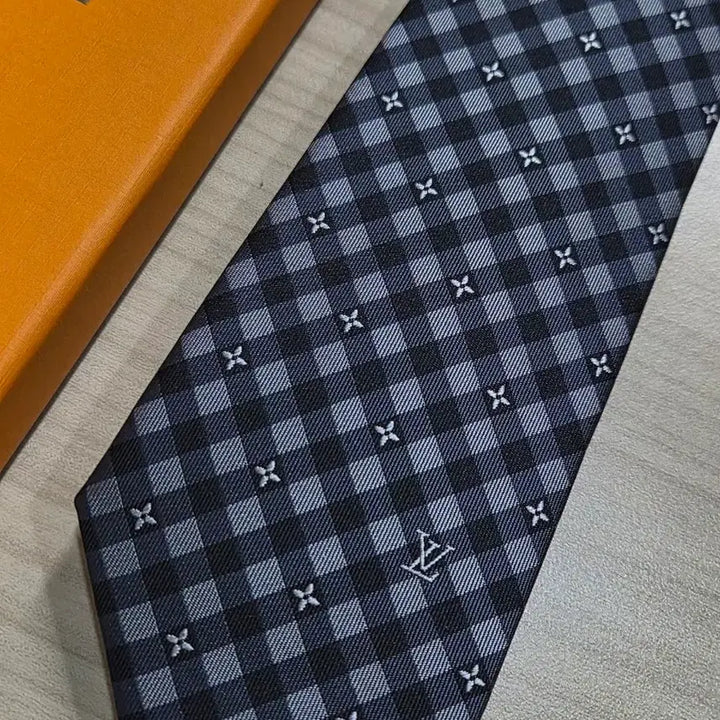 [BUNJANG] Louis Vuitton LV Embroidered Check Pattern Necktie / <할인>루이비통 LV 자수 체크 패턴 넥타이 (진그레이)