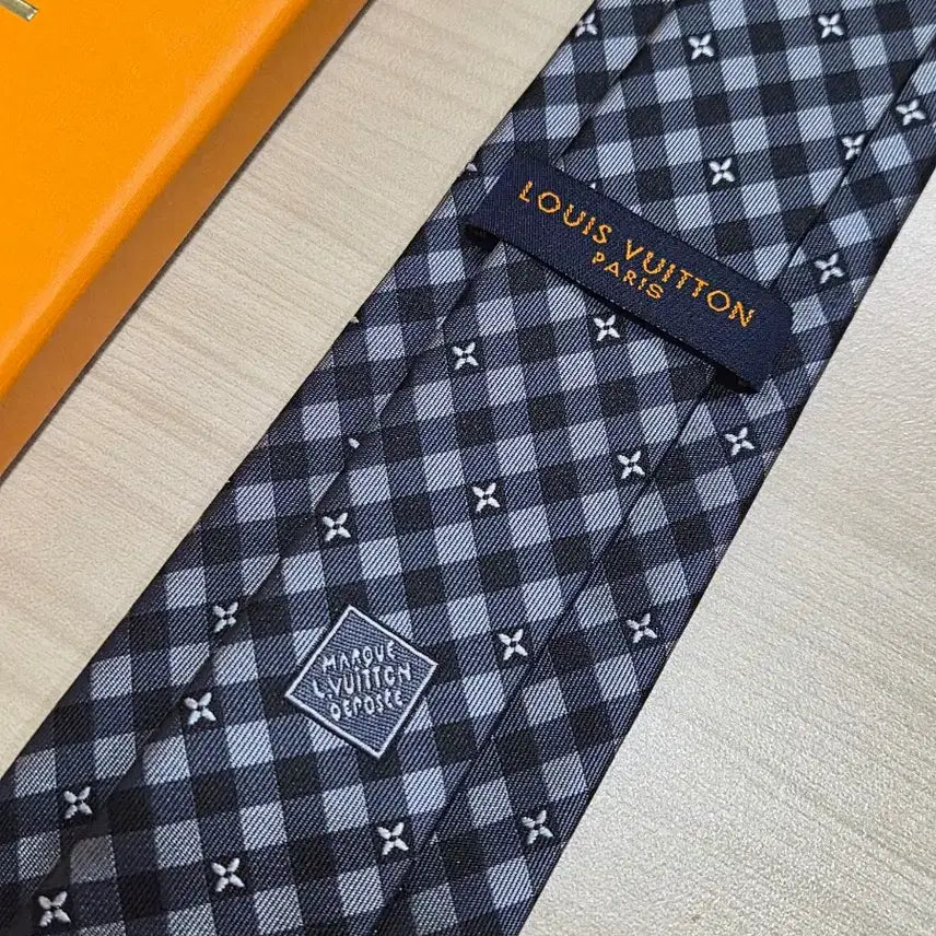 [BUNJANG] Louis Vuitton LV Embroidered Check Pattern Necktie / <할인>루이비통 LV 자수 체크 패턴 넥타이 (진그레이)