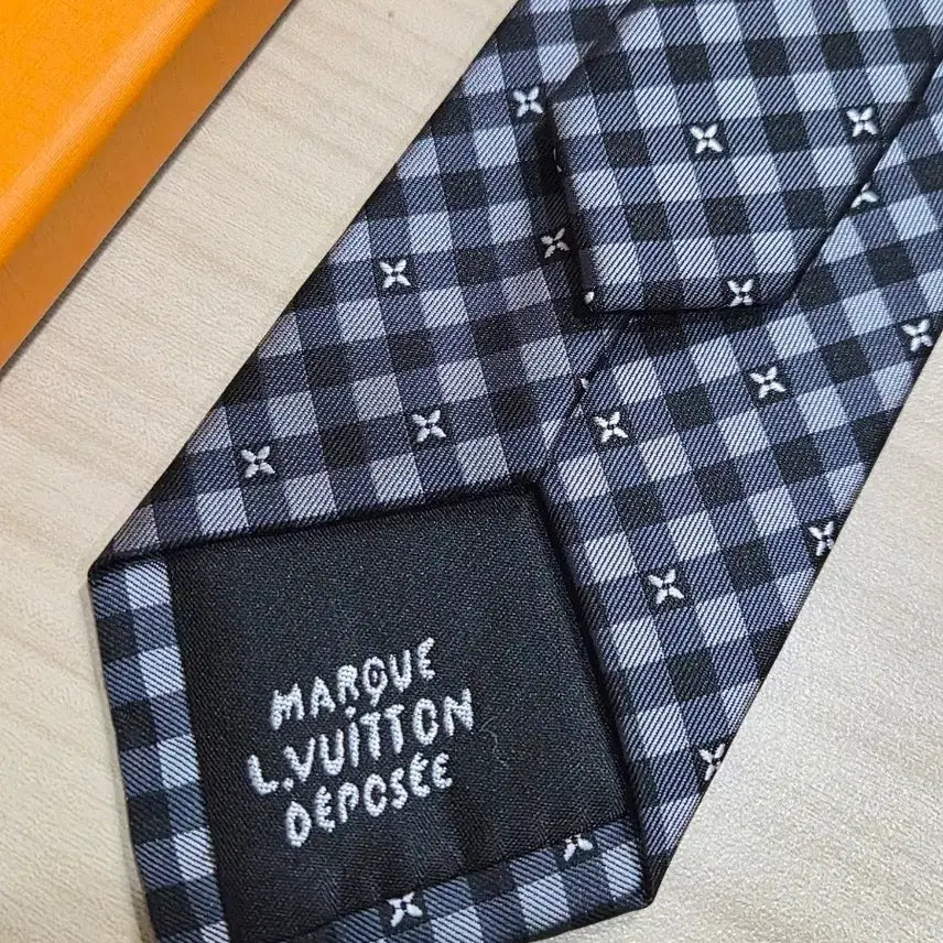 [BUNJANG] Louis Vuitton LV Embroidered Check Pattern Necktie / <할인>루이비통 LV 자수 체크 패턴 넥타이 (진그레이)