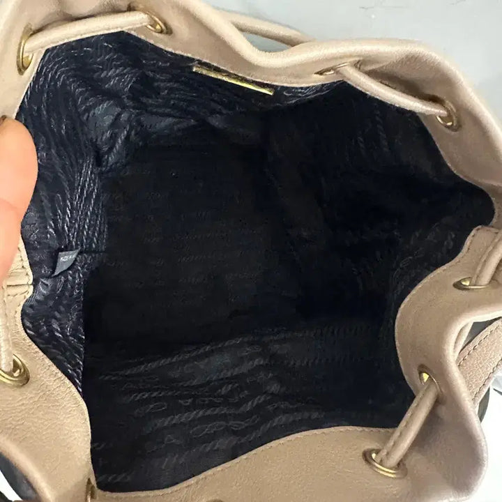 [BUNJANG] Prada Calfskin Soft Leather Bucket Bag Shoulder Bag / 정품 프라다 카프스킨 소프트 레더 버킷백 숄더백 가로17세로23