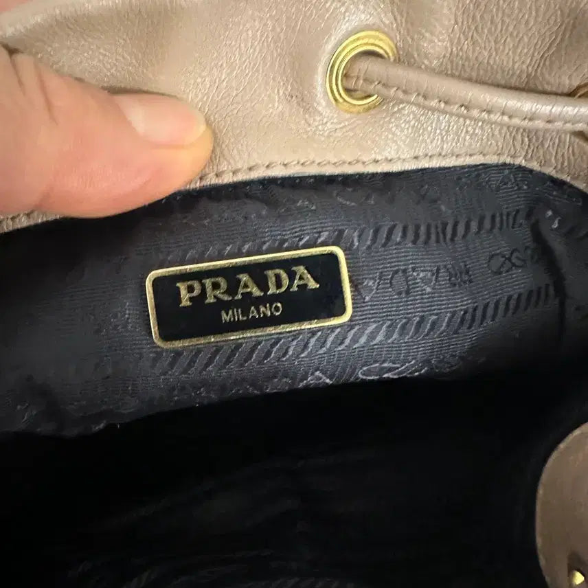 [BUNJANG] Prada Calfskin Soft Leather Bucket Bag Shoulder Bag / 정품 프라다 카프스킨 소프트 레더 버킷백 숄더백 가로17세로23