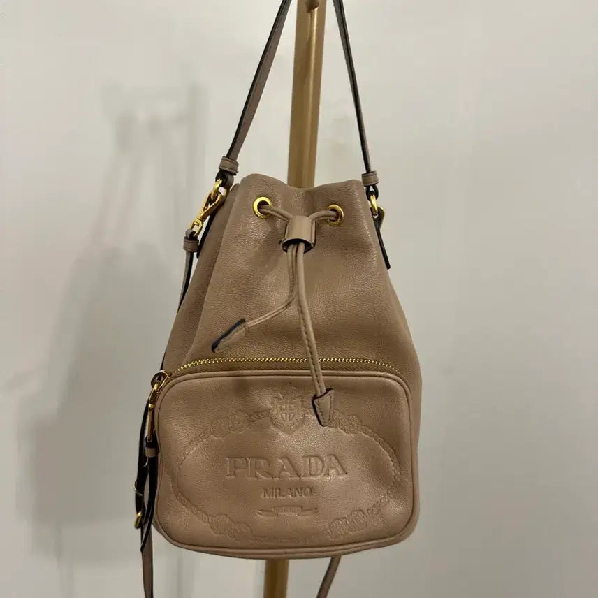 [BUNJANG] Prada Calfskin Soft Leather Bucket Bag Shoulder Bag / 정품 프라다 카프스킨 소프트 레더 버킷백 숄더백 가로17세로23