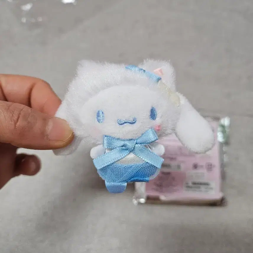 [BUNJANG] Sanrio Characters Hello Kitty & Cinnamoroll Mascot Doll Pin / 산리오 캐릭터즈 마스코트 인형삔  헬로키티  시나모롤