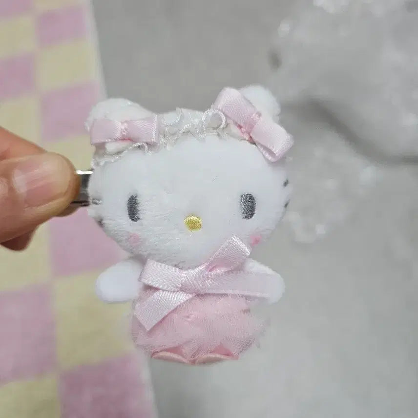 [BUNJANG] Sanrio Characters Hello Kitty & Cinnamoroll Mascot Doll Pin / 산리오 캐릭터즈 마스코트 인형삔  헬로키티  시나모롤