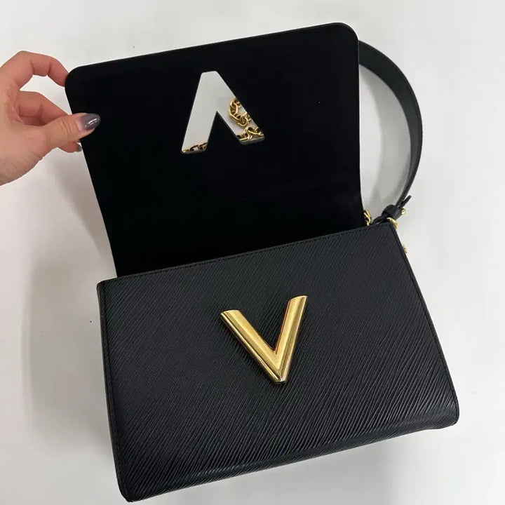 [BUNJANG] Louis Vuitton Twist MM Shoulder Bag Black / 루이비통 트위스트MM 숄더백 블랙 M54804