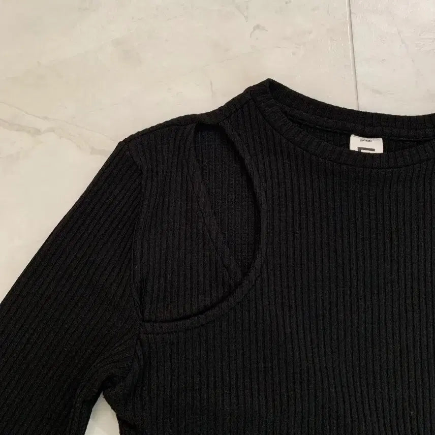 [BUNJANG] EKHON Slit Top / EKHON 보테 슬릿탑 에센셜