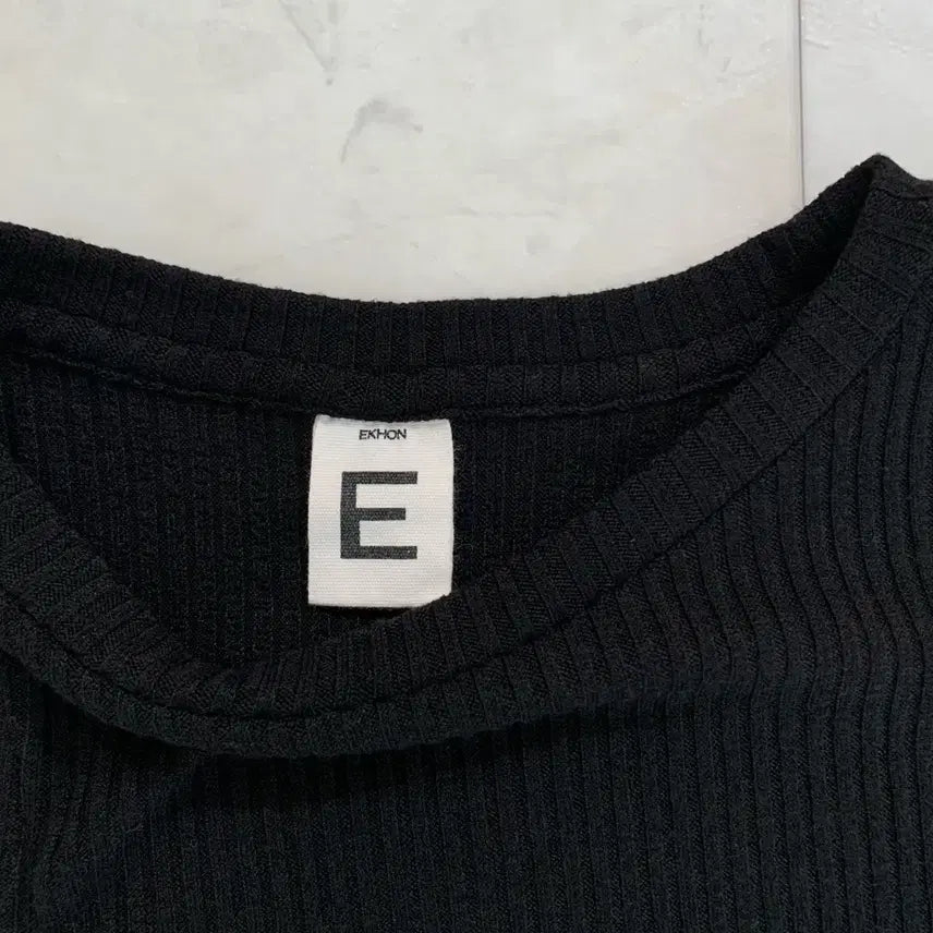 [BUNJANG] EKHON Slit Top / EKHON 보테 슬릿탑 에센셜