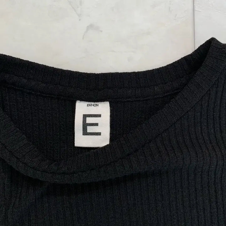 [BUNJANG] EKHON Slit Top / EKHON 보테 슬릿탑 에센셜