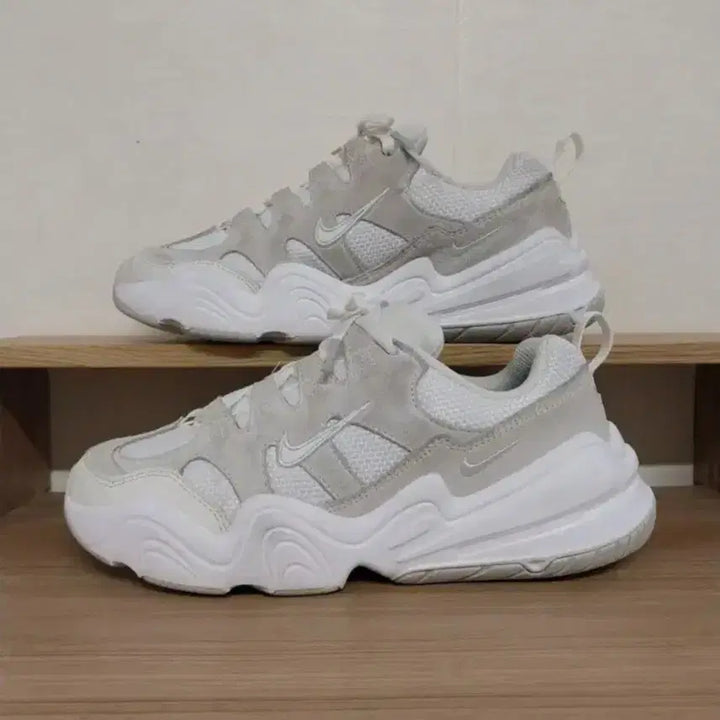 [BUNJANG] Nike Tech Hera White Running Shoes (235) / 여성 나이키 테크 헤라 화이트 런닝화, 운동화 (235)